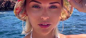 Pause foot news and tech. Kelly Vedovelli Sublime A La Piscine Elle Prend La Pose En Maillot De Bain Photo Mce Tv