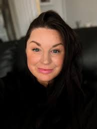 Hi! I'm Jen, I'm 40 in April and have 4 children. I like to live a boring  life these days, sitting in my home and watching podcasts or documentaries.  I start university