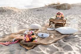 Labude Koeln Weddingdecoration Beachstyle Hochzeitsdekoration Picknick Am Strand Sommerhochzeit Deko Beach Str Strand Picknick Romantische Picknicks Hochzeit
