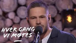 2003 yılında sadece 10 yaşındayken lillestrøm kültür merkezi'nde oynanan norveç dili müzik prodüksiyonunda oliver başrolü oynadı. Chris Holsten Sometimes Hver Gang Vi Motes 2020 Youtube