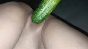 แหกหีเอาแตงกวายัดแตดจนน้ำแตก - XNXX.COM