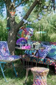 Extra Farbe Fur Den Sommerlichen Garten Bunt Bedruckte Kissen Und Tagesdecken Gartenkissen Teppich Bunt Kissen