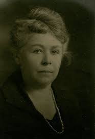 Doris Moe's Instagram, Twitter & Facebook