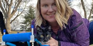 Grieving pit bull becomes 'best buddies' with tiny kitten