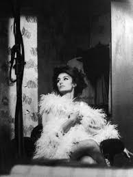 Nina est jeune, jolie et ron. Anouk Aimee Anouk Aimee Aimee Photo