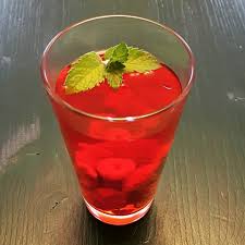 selbstgemachter himbeer minz eistee fur heisse tage ein bund minze mit einem liter kochendem wasser ubergiessen 10 min ziehen lasse tableware glassware glass