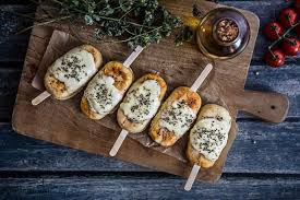 La Raclette C Est Probablement Le Cercle Le Plus Vicieux De La Gastronomie A Moins D Y Mettre Un Terme Avec Ces Recette Gastronomie Recette A Base De Fromage