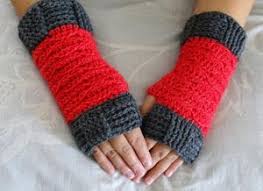 Worked up in a neutral shade of gray, these crochet fingerless gloves feature the popular star stitch pattern and a cute button detail. Crochet Fingerless Gloves Patterns Allfreecrochet Com