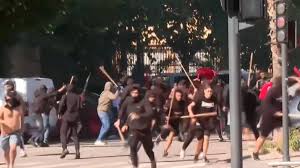 Batalla campal entre ultras del Levante y el Sevilla en la previa del partido
