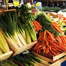 Marche De Bonnes Bottes De Carottes Des Poireaux Du Celeri Et Plein De D Autres Legumes Tout Droit Venus Du Marche De P Avec Images Cuisine Paris Arrondissement Celeri