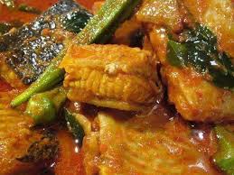 Kebiasaan masakan ini menggunakan ikan pari, ikan parang, ikan tenggiri dan lain. Asam Pedas Ikan Pari Dapur Mangkaak