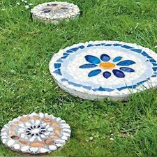 Bunte Trittsteine Fur Den Garten Herstellen Mit Mosaik Steinchen Und Beton Mit Bildern Trittsteine Trittsteine Garten Gartendeko Selber Machen
