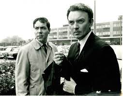 Incredibly, dixon of dock green ran from 1955 to 1976, with jack warner playing dixon in 432 episodes; Obituary Actor Peter Byrne Of Dixon Of Dock Green Died Aged 90 Bournemouth Echo