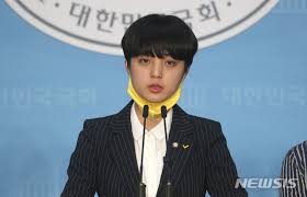 뭐.원론적인 대답을 내놓긴 했는데.얼마나 급했으면 류호정한테까지. ë¥˜í˜¸ì • ì˜ì› ë¹„ë™ì˜ ê°•ê°„ì£„ ê´€ë ¨ í˜•ë²•ê°œì •ì•ˆ ë°œì˜ ê¸°ìžíšŒê²¬ ê³µê°ì–¸ë¡  ë‰´ì‹œìŠ¤í†µì‹ ì‚¬