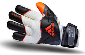 With our innovative and very fast printing service you can personalize your gloves, goalkeeper clothing and football boots in many ways: Neuer Gloves Just Keepers