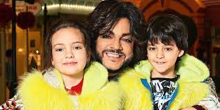 Картинки по запросу киркоров дети Kak Sejchas Vyglyadyat I Chem Zanimayutsya Deti Filippa Kirkorova Sm News