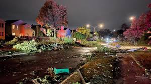A tornado hit a suburban area of chicago at the weekend, damaging hundreds of homes, toppling trees, causing power outages and injuring six people. Q2rqfkgrtayoym