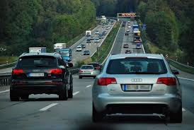 Indicatorul alaturat va interzice sa patrundeti cu autocamionul pe segmentul de drum la inceputul caruia este instalat, daca Autostrazile Din Germania Deutsche Autobahnen