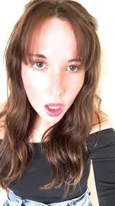 Ellie Shapiro's Instagram, Twitter & Facebook