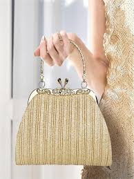 Đi tiệc đừng mang túi, hãy chọn clutch đính đá khẳng định đẳng cấp thời  trang
