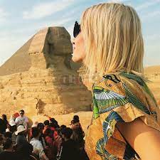 30 صورة ترصد احتفال السياح بعيد الحب مع أبو الهول monument valley natural landmarks sphinx