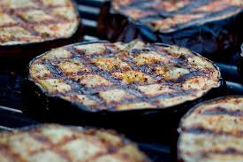 Le melanzane cotte senza pelle possono essere tagliate a fette, cubetti, fette, piegate in porzioni, ben chiuse e messe nel freezer. Come Congelare Le Melanzane Crude O Cotte