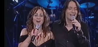 Αυτό συμβαίνει γιατί η διαδικασία κοπής τούρτας και ο πρώτος χορός του ζευγαριού βοηθούν στο να σηματοδοτηθεί η έναρξη του χορού γενικότερα κάτι που σε γάμους με λίγα άτομα. Tragoydia Ths Enar3hs Kotsiras Famellos Aslanidoy Rallia