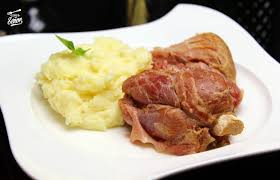 Su origen es alemán, y es una especialidad en su gastronomía, se conoce también bajo los nombres: Codillo Con Pure De Patatas Receta De Sergio