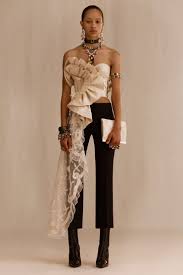 Fashion Show Alexander Mcqueen Resort 2019 The Complete Fashion Show Alexander Mcqu Fashion Show Alexander 2020 Podyum Modasi 90lar Eski Elbise Modasi Defile