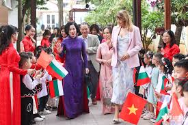 Phu nhân Chủ tịch nước và Phu nhân Tổng thống Bulgaria xem hát ...
