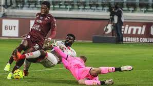 Habib diallo (metz) remate con la izquierda desde el lado izquierdo del interior del área por bajo, junto al palo izquierdo tras un contraataque. Ligue 1 Le Fc Metz Accroche Par Dijon