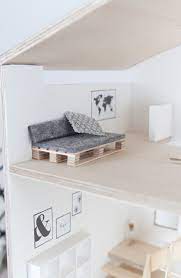 Ich kann mich schon lange nicht mehr erinnern, dass ich auf etwas so stolz war wie auf das vogelhaus das ich im herbst 2015 selbst gebaut habe. Diy Puppenhaus Im Skandi Look Mit Bauanleitung Puppenhausmobel Barbie Haus Mobel Diy Puppenhaus