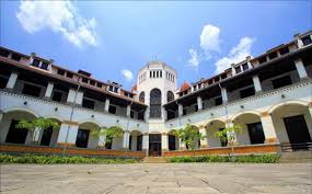 10 lokasi dan bangunan bersejarah di bandung. 8 Bangunan Tua Bersejarah Di Indonesia Ini Katanya Angker