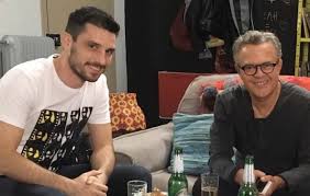 Ο μιχάλης ρέππας βρέθηκε καλεσμένος στο «the2night show» κι αναφέρθηκε στην κρίση ηλικίας που πέρασε στα 47 του και του φαίνονταν όλα μάταια. O Mixalhs Reppas Mpainei Sto Mhn Arxizeis Th Moyrmoyra Hello Magazine