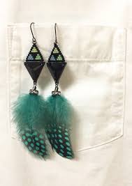 三角スワロフスキーとフェザーのピアス フェザー ビーズ ピアス