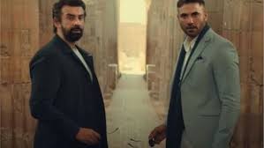 وفي فيلم «ولاد رزق» جسد الفنان أحمد عز شخصية «رضا» الأخ الأكبر المسيطر والعقل المدبر لإخوته، ويليه عمرو يوسف بأداء شخصية «ربيع المتهور»، ثم أحمد الفيشاوي في شخصية «رجب»، وأخيراً كريم قاسم. ÙˆÙ„Ø§Ø¯ Ø±Ø²Ù‚ 2 ÙˆØ§Ù„Ù…Ù…Ø± Ø£Ø­Ù…Ø¯ Ø¹Ø² ÙŠÙ†Ø§ÙØ³ Ø¨Ù‚ÙˆØ© ÙÙ‰ Ù…ÙˆØ³Ù… Ø§Ù„Ø£Ø¶Ø­Ù‰ Ø¨ÙŠØ²Ù†Ø³ Ø§ÙŠÙ„ÙŠØª Business Elite News