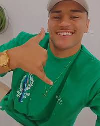 Precisamos viver mais, sem ter medo do que os outros vão pensar, a vida foi  feita pra viver e não pra peder tempo. #feliznatal 🤙🎄🧑‍🎄