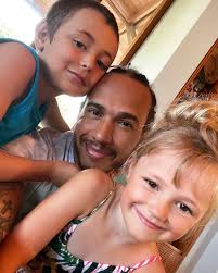 Lewis Hamilton - Tình yêu thương mà tôi được trải nghiệm với tư cách là một người chú thật đặc biệt và sâu sắc. Tôi rất tự hào về chị gái mình vì đã mang hai thiên thần xinh đẹp này đến với gia đình.