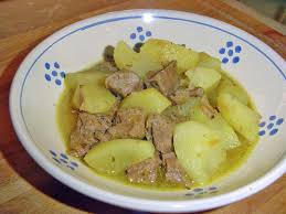 La nostra versione è in bianco, non abbiamo aggiunto infatti pomodoro, ma questa ricetta si presta a molte varianti: Spezzatino Di Manzo Il Secondo Amato Da Tutti Stefania Profumi E Sapori