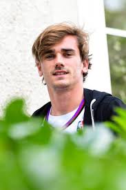 Antoine griezmann has done a terrible thing to his hair. Les Bleus Arrivent A Clairefontaine 20 March 2017 Griezmann Antoine Griezmann Soccer Players
