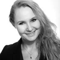 Laura Nipper's Instagram, Twitter & Facebook