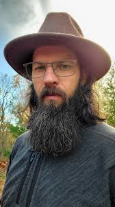 Can someone remove my friend with glasses from photo?