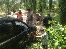 Pelaku diduga gangguan jiwa gaiss.!!! Kereta Langgar Lubang Kereta Berbunyi Bila Langgar Lubang