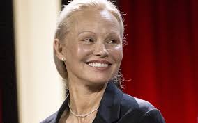 Da Pamela Anderson a Miriam Leone, le star prima e dopo il trucco. FOTO