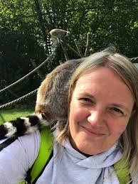 TIERISCHE GRÜSSE ZUM TAG DER TROPENWÄLDER ** Unsere Kattas grüßen Euch zum  heutigen Tag der Tropenwälder 🌴🌳. Kattas gehören zu den Lemuren, die auf  der Insel Madagaskar beheimatet sind. Der tropische