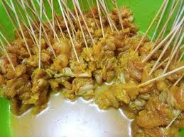 Daging ayam bisa kamu buat soto, digoreng biasa, dibuat sop, dibuat rendang ayam, dibuat semur ayam atau gimana kalau buat sate ayam? Ini Resipi Sate Ayam Paling Sedap Dan Simple Untuk Open House