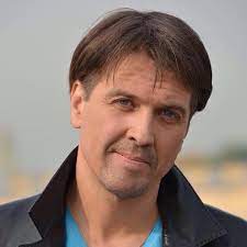 Учился в общеобразовательной школе, был отличником. Matrosov Denis Vladimirovich Vikipediya