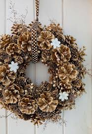 Joulukranssi X 15 Katso Ihanimmat Kranssit Ja Askartele Oma Joulukranssi Pinecone Crafts Christmas Christmas Wreaths Cones Crafts