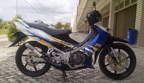 Andi menyebutkan, striping satria hiu warna kuning dan putih tembus sampai di angka rp 5 jutaan. Suzuki Satria 2 Tak Si Bebek Kencang Yang Jarang Ngambek