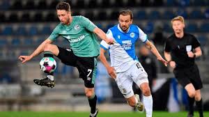 Ante estar críticas, la mascota del schalke, erwin, se acercó al colegiado del partido, felix zwayer, y le mostró tarjeta roja reprochando al trencilla la pena máxima que hubiese significado. Hinchas Del Schalke 04 Persiguen A Jugadores Tras Descender A La B Kienyke